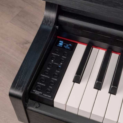 Piano digital preto com teclas e painel de controlo visível