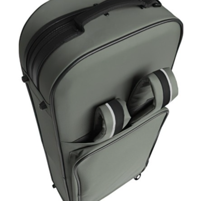 Mala de viagem rígida cinza clara com alça preta e bolso frontal