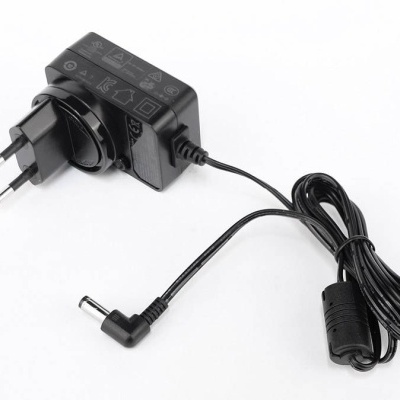 Adaptador de energia preto com cabo e ficha circular