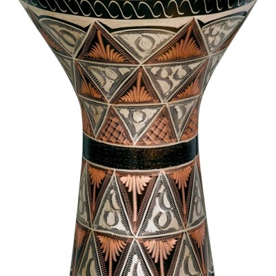 Darbuka decorada com padrões geométricos e pele branca com logótipo