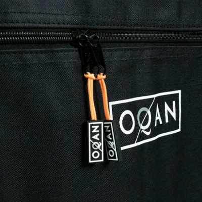 Mala preta com fecho e logótipo OQAN