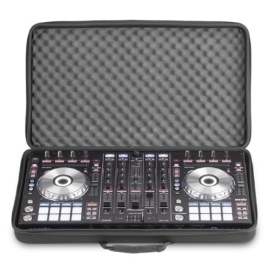 Controladora DJ digital preta numa mala almofadada preta aberta