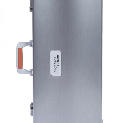 Mala rígida cinzenta prateada com pega e etiqueta central.