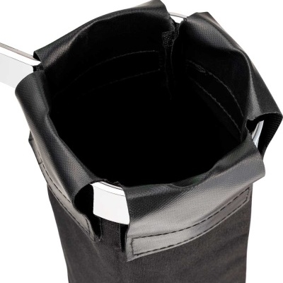 Saco preto com estrutura metálica prateada no topo