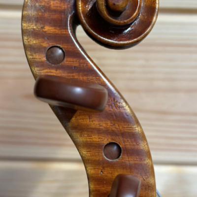 Espelho da cabeça de violino em madeira polida castanha