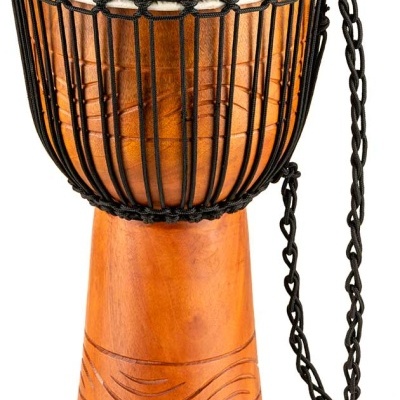 Djembe de madeira com pele branca e cordas pretas, com alça de corda