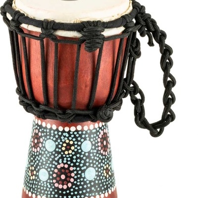 Djembe pequeno em madeira e pele natural com padrão de pontos coloridos e cordas pretas.