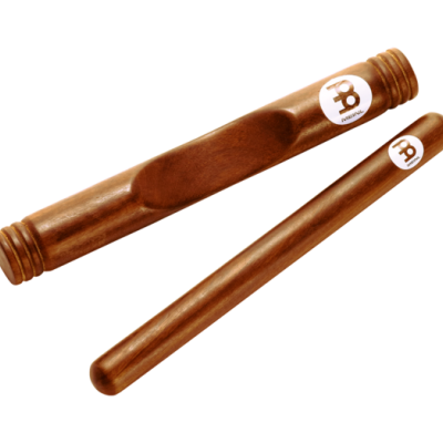 Dois bastões musicais de madeira castanha com etiquetas branco com texto B e P