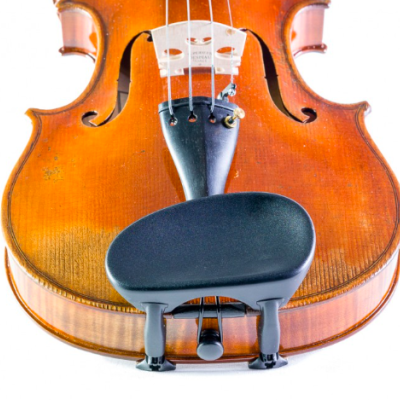 Violino de madeira castanho alaranjado com queixeira preta e ponte branca