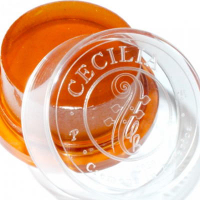 Pote plástico com tampa transparente e conteúdo laranja visível