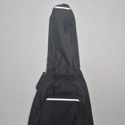 Estojo de guitarra preto com bolso e detalhes brancos