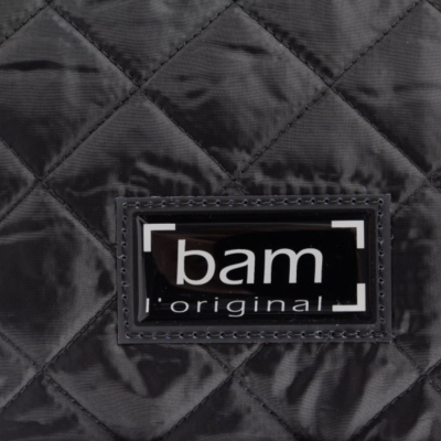 Etiqueta 'bam original' numa superfície acolchoada preta com padrão em losangos