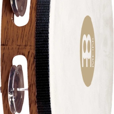 Pandeiro com madeira castanha, pele branca, faixa preta e platinelas metálicas prateadas com logotipo Meinl