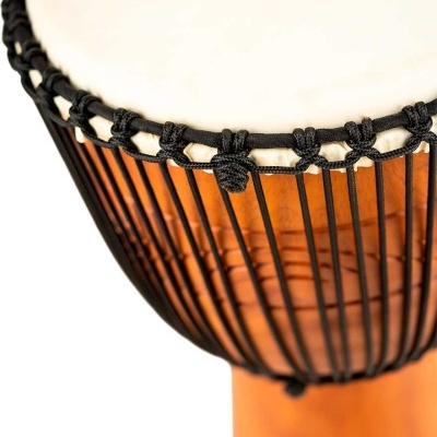 Tambor djembé com pele branca, cordas pretas e corpo de madeira castanho claro