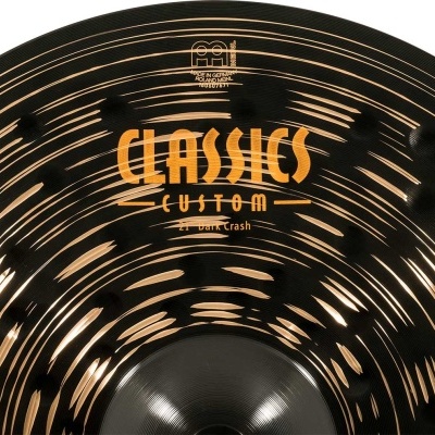 Prato de bateria com texto 'CLASSICS CUSTOM 21