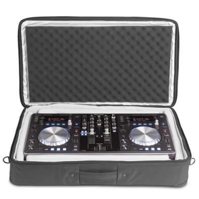 Mesa de mistura e DJ numa caixa acolchoada preta aberta