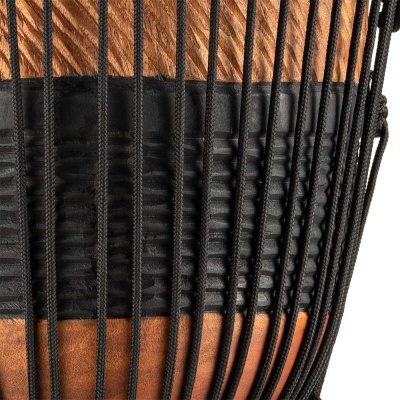 Assento com estofado castanho e preto e coberto por cordas pretas verticais