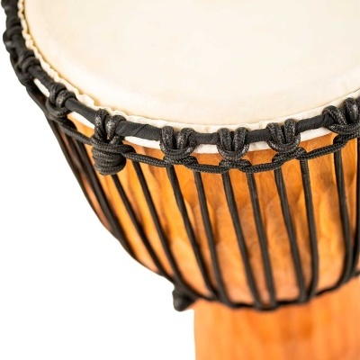 Tambor djembe com pele branca, madeira castanha, cordas pretas e logo 'meinl'