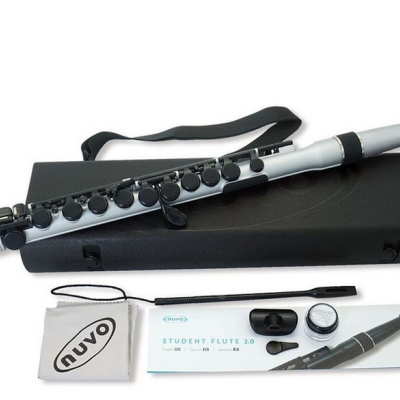 Flauta transversal prateada com acessórios e manual sobre superfície branca