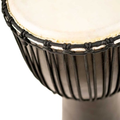 Tambor djembe de madeira com pele clara e cordas pretas