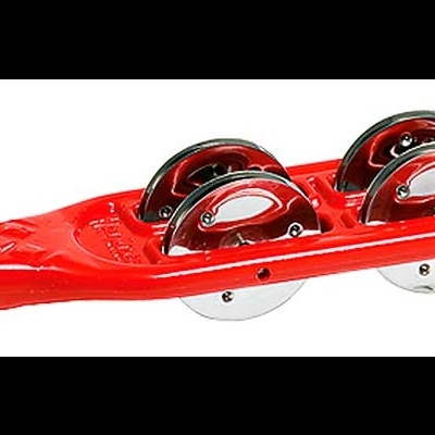 Rolo massageador manual vermelho com esferas metálicas em fundo branco