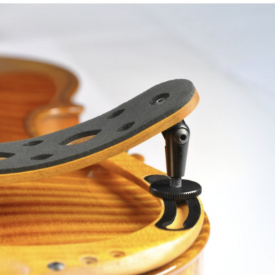 Espaleira preta ajustável em madeira clara de instrumento musical