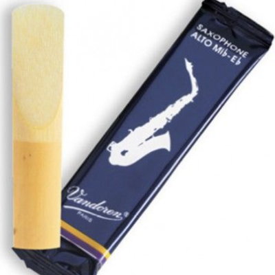 Palheta para saxofone alto com embalagem azul escura