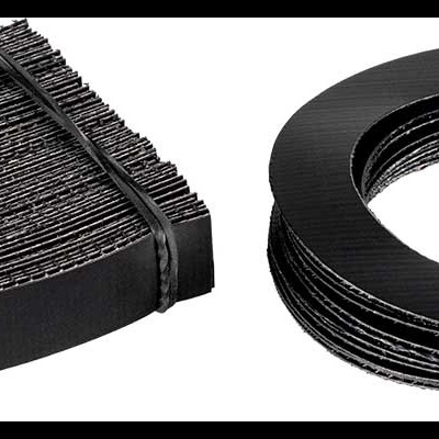 Passadores e anilhas pretos de plástico em feixe e em círculo