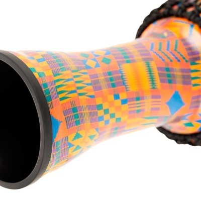 Djembé decorativo com padrões geométricos coloridos e pele preta