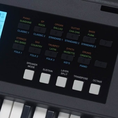 Painel de teclado musical com botões brancos e seleção de sons variados.