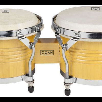 Bongo de madeira clara com peles brancas e armação metálica prateada