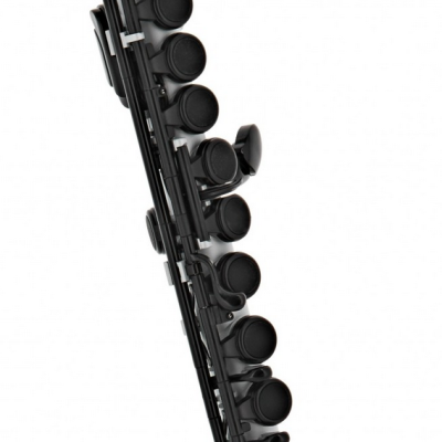 Flauta doce preta com várias chaves redondas em fundo branco