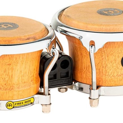 Conjunto de bongôs MEINL em madeira clara com pele clara e armação metálica cromada.