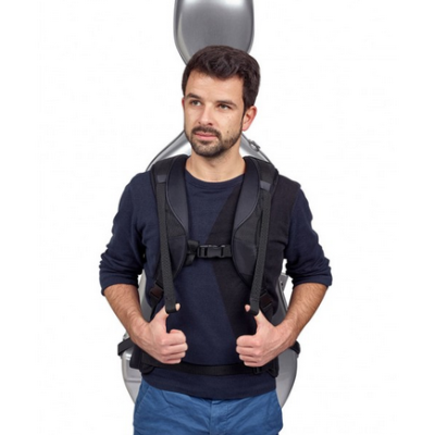 Homem com mochila preta e estojo rígido cinza aberto atrás