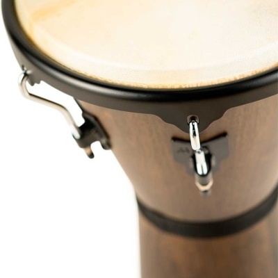 Djembe de madeira com pele sintética e ferragens metálicas