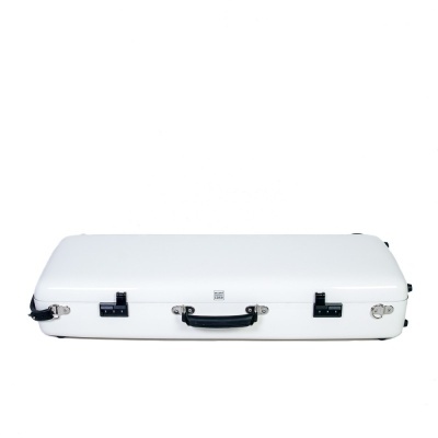 Mala rígida branca com fechos pretos e pega preta