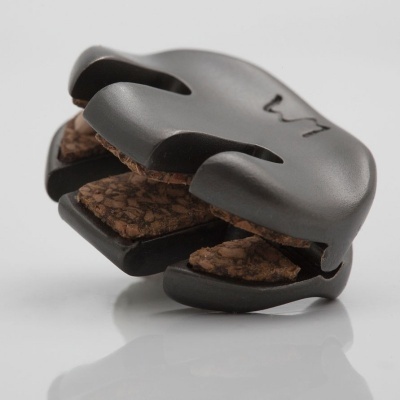 alicate preto com partes internas de cortiça marrom e texto W1