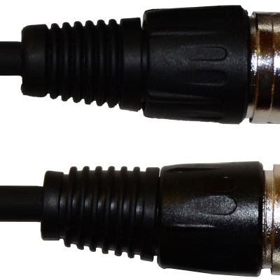 Cabo de áudio XLR com conectores metálicos e corpo preto