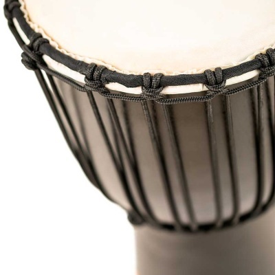 Djembe de madeira com pele clara e cordas pretas, com padrão geométrico no corpo