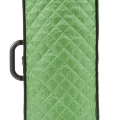 Estojo verde matelassê para instrumento musical com alça preta e etiqueta 'bam'.