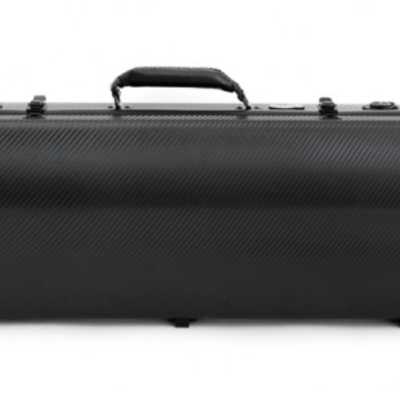 Estojo rígido preto para instrumento musical com textura fibra de carbono e pega acolchoada.