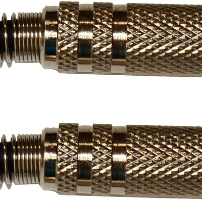 Dois cabos de áudio com conectores jack dourados e cabo preto