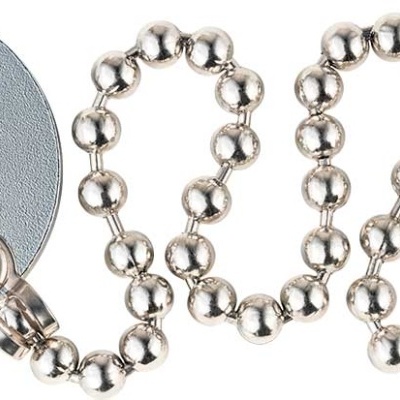 Anel metálico com corrente de esferas prateadas