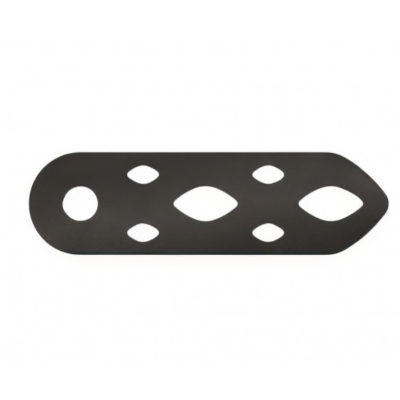 Placa preta alongada com recortes geométricos em fundo branco