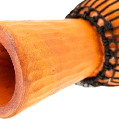 Cabo de madeira clara de instrumento musical com cordas entrelaçadas pretas