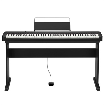 Piano digital preto de 88 teclas com suporte e pedal em fundo branco