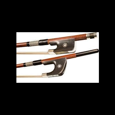 Dois arcos de violino em madeira castanha, com detalhes em negro, branco e metal prateado.