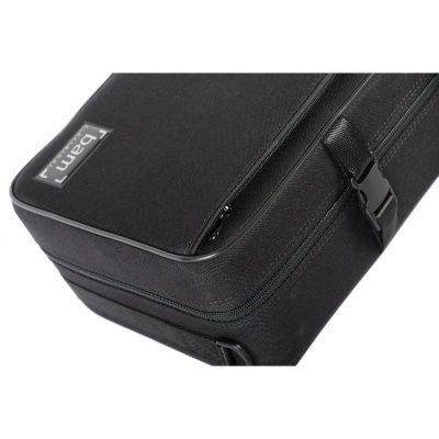 Mala de viagem preta com fecho e alça com fivela