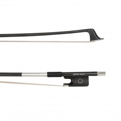 Arco de violino preto e madeira com texto 'OMI RKV Vygon' num fundo branco.