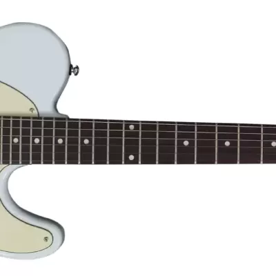Guitarra elétrica azul claro com braço de madeira e placa pickguard creme